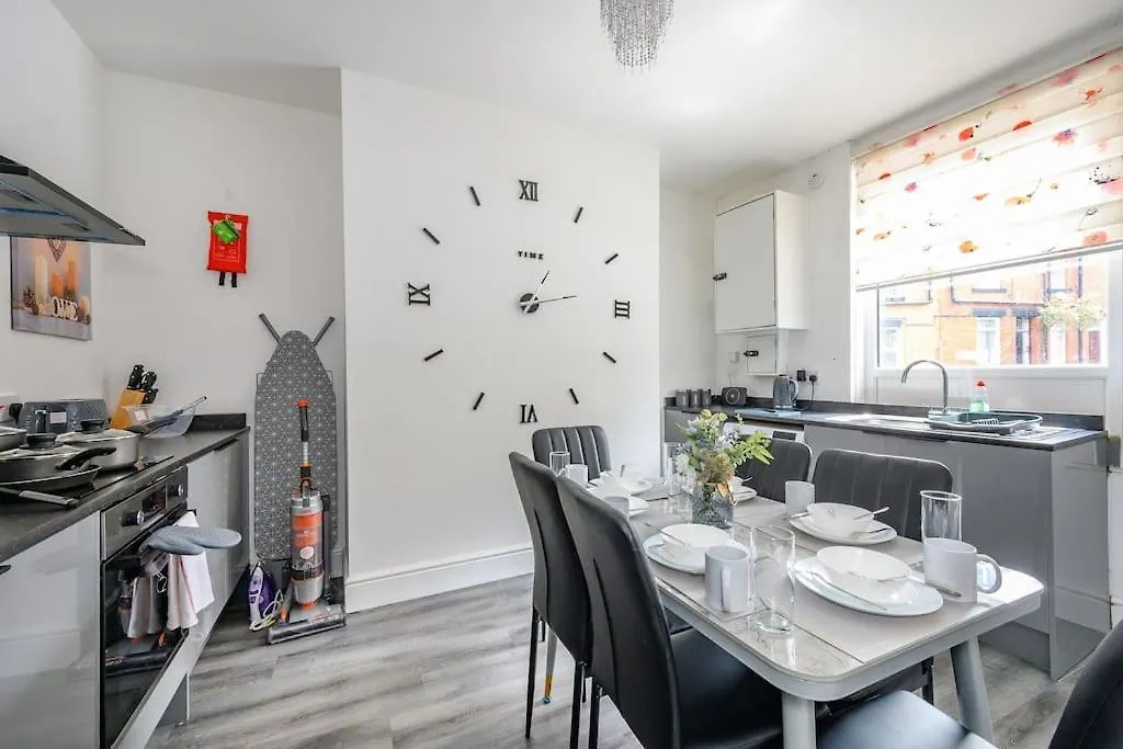 -16Pt- For Your Relaxed & Cosy Stay & Free Parking Leeds