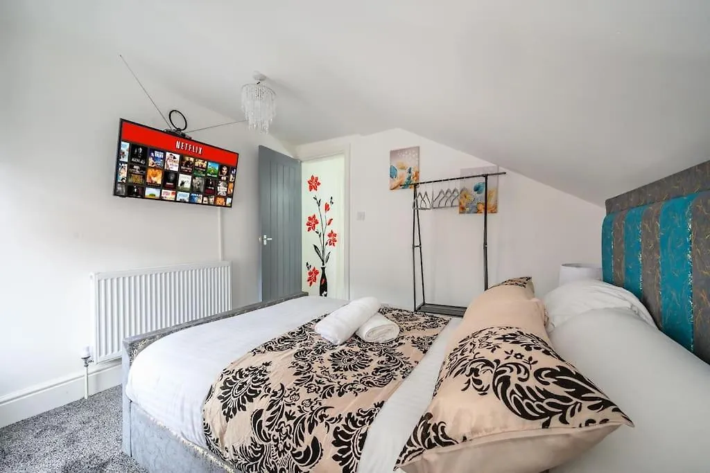 -16Pt- For Your Relaxed & Cosy Stay & Free Parking Leeds