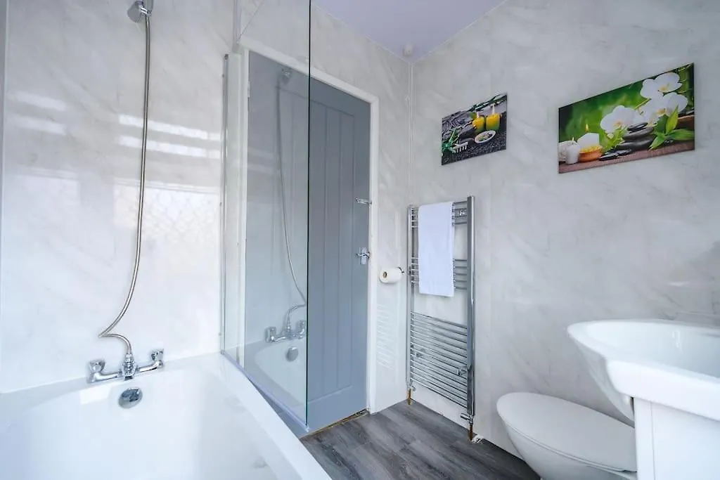 -16Pt- For Your Relaxed & Cosy Stay & Free Parking Leeds  Appartement